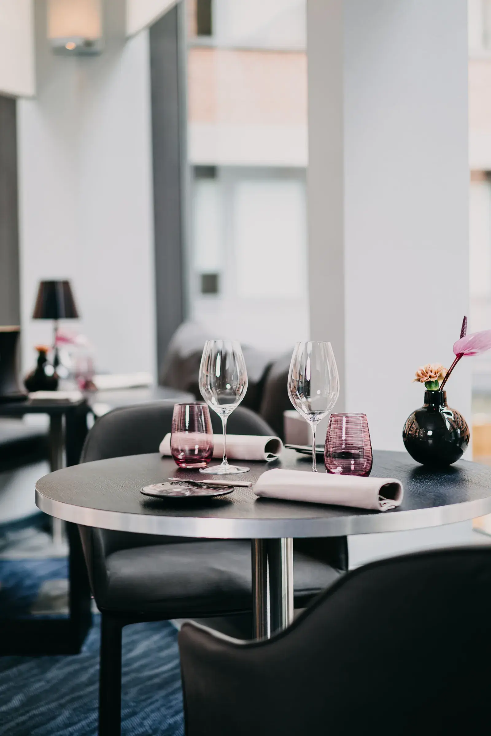 Das helle, einladende Interieur der Brasserie mit eingedecktem Tisch