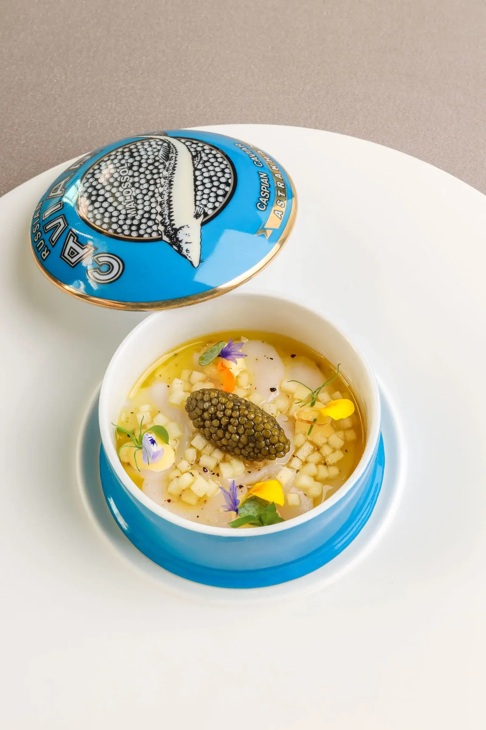 Kaviar-Gericht im blauen Kaviardosen-Geschirr — Signaturgericht des Gourmetrestaurants